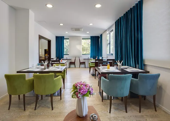 Bb לינה וארוחת בוקר 4*